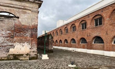 Sebuah Pertahanan Benteng Bangunan Besar Berbatu