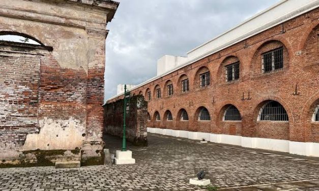 Sebuah Pertahanan Benteng Bangunan Besar Berbatu