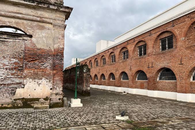 Sebuah Pertahanan Benteng Bangunan Besar Berbatu