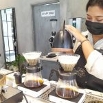 Seseorang Pembuat Minuman Kopi Dengan Teknik