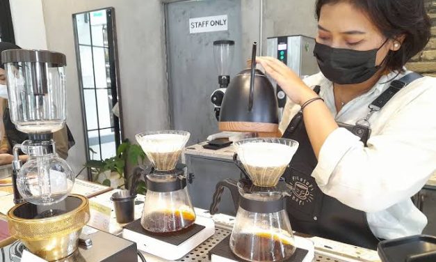 Seseorang Pembuat Minuman Kopi Dengan Teknik