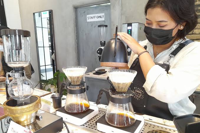 Seseorang Pembuat Minuman Kopi Dengan Teknik