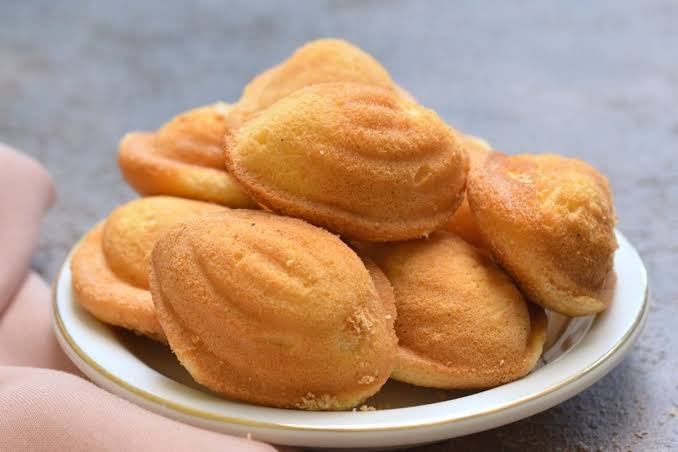 Makanan Manis Bolu Dengan Berbagai Topping